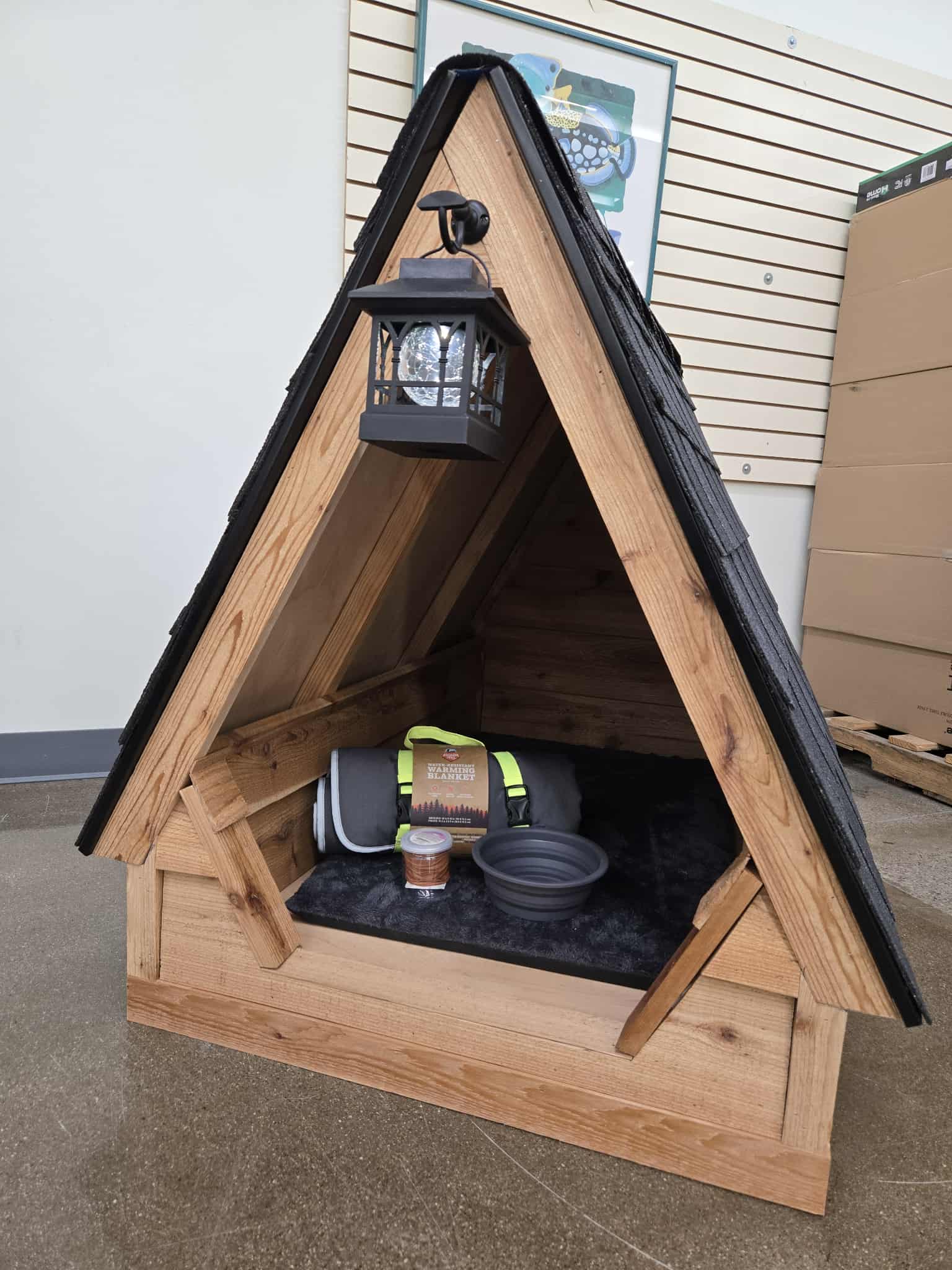 ECI Construction - Cedar & Maple Outdoor Dog House with Light & Accessories